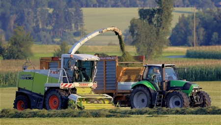 Jak dbać o sprawność maszyn rolniczych w wymagającym sezonie?