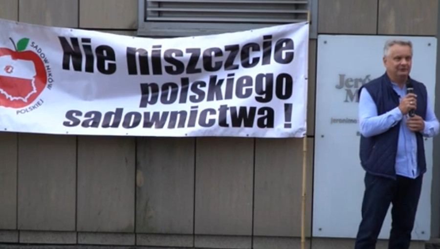 Protest garstki sadowników pod Biedronką