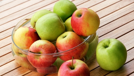 W styczniu i w lutym jabłka najpopularniejsze, ale cytrusom coraz bliżej do prowadzenia