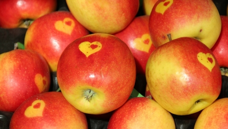 Jabłka walentynkowe - sztuka w cenie wyższej od kilograma, ale brak pewności zbytu