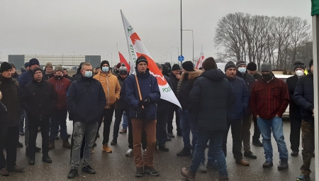 Niskie ceny jabłek deserowych - protest sadowników pod centrum logistycznym Biedronki w Parzniewie